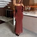 Elegante roodbruine off-shoulder nauwsluitende jurk met fonkelende steentjes en halsband - S / Bruin