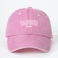 Dettaglio del cappello in cotone lavato rosa con ricamo CALIFORNIA WEST COAST - Taglia unica / Rosa