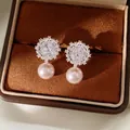 Eleganti orecchini in argento con perle e zirconi cubici in una confezione regalo - Grappolo di Fiori in Zirconia Perla Rosa (Ago d'argento-Argento-Rosa)