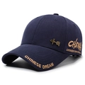 Gorra de béisbol azul marino con bordados chinos dorados y placa de metal logo - Ajustable / Azul marino