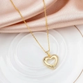 Elegante collar con colgante de corazón dorado y circonitas sobre seda rosada - Dorado