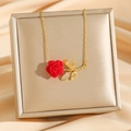 Elegante collana con ciondolo a rosa rossa, catena dorata e foglie di zirconi su seta - Fiore di Rosa d'Oro