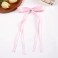 Pince à cheveux nœud en satin rose avec longs rubans sur fond blanc élégant - Rose