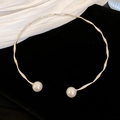 Makro-Detail des silbernen Halsreifs mit zwei Perlen auf elegantem schwarzem Samt - Silberwellen-Perlen-Choker