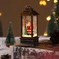 Primo piano di una lanterna di Natale vintage in bronzo con Babbo Natale e luce a LED - Babbo Natale