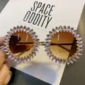 Überdimensionale runde Sonnenbrille mit lila Strasssteinen und goldenem Nasensteg - Tee Gläser / Goldene Basis Hellrosa Strass