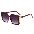 Gafas de sol cuadradas burdeos para mujer con lentes degradadas moradas y detalles de metal dorado - Talla única / Montura Roja Lente Degradado Gris