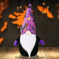 Halloween pluche gnoom met paarse vleermuis hoed en witte baard op houten tafel - Halloween GM Rudolph paarse hoed mannelijke stijl
