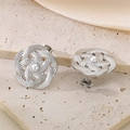 Pendientes de flores plateadas con perla blanca central sobre base de piedra natural - Color Acero (KE114642-KFC)