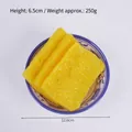 Modelo de comida realista 1:1 de pastel de panal en un tazón de porcelana floral azul - Pastel de Panal