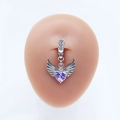 Détail d'un piercing de nombril avec opale cœur violette et ailes d'ange sur modèle - Ailes d'Ange Cœur Violet