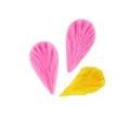 Makro-Detail der rosa Silikon-Blütenblattform mit einer gelben Fondant-Blattprobe - Nr.3-Rosa