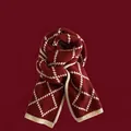 Détail d'une écharpe en tricot rouge foncé avec motif losanges ivoire et bords côtelés - Rouge Diamant Velours Arctique