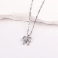 Collier à pendentif nœud en argent avec zircons clairs sur socle en marbre blanc - Style 7-Noeud Papillon Luxueux Or Blanc