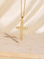 Dettaglio della collana con croce dorata e zirconi su sfondo di pietra e seta - Oro / Croce in Zirconia Bianca
