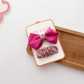 Detalle de lazo de falla rosa y juego de pinzas florales en tarjeta de exhibición - 1-Juego de Lazo de Color Sólido (2 Piezas)