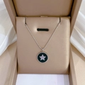Dettaglio di collana a sfere argento con ciondolo a stella in smalto nero in astuccio - Stile pentagramma tondo nero (K418黑银)