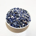 Gravier de pierres de cristal naturel bleu et blanc dans une coupelle blanche décorative - Sodalite bleue