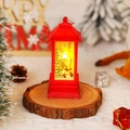 Rote Weihnachtslaterne mit Weihnachtsmann-Motiv und warmem LED-Licht auf Holzsockel - Roter Weihnachtsmann