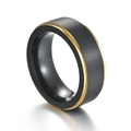 8mm Herrenring aus Titanstahl in Schwarz matt gebürstet mit goldfarbenen Kanten - US 8 / Schwarz und Gold