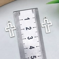 Ciondoli a croce retrò in lega di zinco argento con misurazione dell'altezza di 23 mm - Croce Traforata Argento Antico 11x17mm