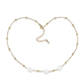 Detail van gouden kogelketting met drie witte parels en verstelbare karabijnsluiting - Goud - Drie Parels
