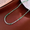 Dettaglio di collana con perline quadrate verdi e bianche su seta marrone - Collana-Verde