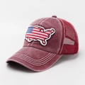 Gorra vintage roja vino con bordado de bandera de EE. UU. y malla trasera - Burdeos
