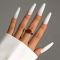 Detailansicht eines Vintage-Rings mit rotbraunem Edelstein und gewobener Metallschiene - Gewehrschwarz-Rote Achatfarbe (12381)
