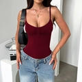 Damen Y2K Body in Weinrot, ärmelloses Design, kombiniert mit Jeans in modernem Ambiente - S / Burgunderrot