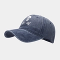 Vue détaillée d'une casquette en coton délavé avec imprimé crâne et geste de main - Réglable / Bleu marine