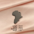 Vista detallada del colgante mapa de África sobre seda rosa con medidas exactas - Negro