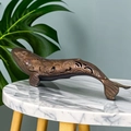 Antiker Bronze-Wal-Räucherofen mit hohlem Wellendesign auf Marmoroberfläche - Antiker roter Bronze-Wal