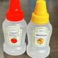 Mini portable squeeze bottles for ketchup and mayonnaise, perfect for bento lunch boxes - Tomato & Mayonnaise (Spanish Label)