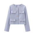 Dettaglio della giacca in tweed celeste con bottoni dorati vintage e quattro tasche applicate - Azzurro