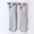 Süße hellgraue Korallenfleece-Socken mit 3D-Plüschbärenohren und Stickerei - Einheitsgröße / Grau