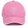 Dettaglio del ricamo KIKI DO YOU LOVE ME su cappello da baseball in cotone rosa lavato - Rosa