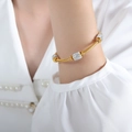 Bracciale in acciaio al titanio placcato oro 18K con tre perle tempestate di zirconi - Bracciale Magnetico a Catena a Serpente / Oro
