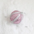 Roze kerstbal met zilveren lovertjes en kralen op een achtergrond van sneeuwvlokken - Roze Kantkoordbal