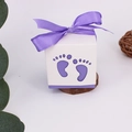 Gastgeschenkbox mit lila Baby-Fußabdruck-Muster und eleganter lila Satinschleife - 6*6*6cm / Fußabdruck-Box / Lila