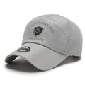 Graue atmungsaktive Mesh-Baseballkappe mit Natural Walker Stickerei und Schild-Logo-Detail - Verstellbar / Grau