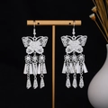 Dettaglio di orecchini a farfalla in argento con lunghe nappe e intagli sofisticati - Campanelli Multistrato (E7260) / Argento