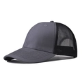 Vista dettagliata di un cappellino trucker grigio scuro con rete nera traspirante - grigio scuro