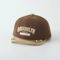 Dettaglio del cappellino da baseball in velluto marrone con ricamo beige Brooklyn - 50cm (1-3 anni) / Stile Brooklyn / caffè