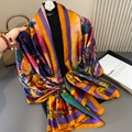 Modischer Seidenschal mit Blumenmuster und violettem Rand auf einer schwarzen Schaufensterpuppe - Mehrfarbig Floral / 180*90
