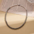 Détail d'un collier de perles bicolore élégant avec des perles blanches et gris foncé - 6mm / Gris (Collier-6mm)