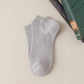 Paire de chaussettes de sport grises en coton mélangé avec bords-côtes sur fond neutre - Taille unique / Gris