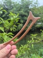 Épingle à cheveux en bois de santal brun en forme de U avec sculpture d'animal - Forme d'Oreille Double Broche Santal Vert