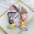 Elegante foulard in seta geometrico a righe rosa gialle e marroni in una cornice dorata - 53cm / 4 Computer da Ufficio Rosa