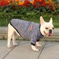Nahaufnahme von meliertem blauen Hundestrickpullover mit braunem Lederetikett - XS / Marineblau
